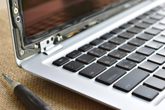 Shoud I replace the Macbbook screen by myself?