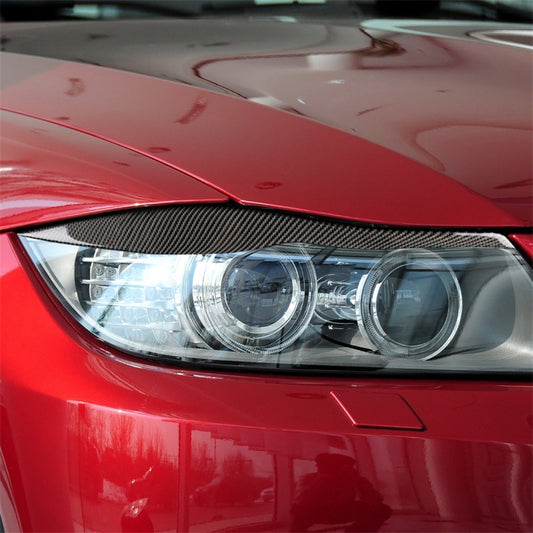 زوج واحد من ملصقات تزيين مصابيح السيارة المصنوعة من ألياف الكربون لسيارات BMW E90 / 318i / 320i / 325i موديلات 2005-2008، إصدار لاصق.