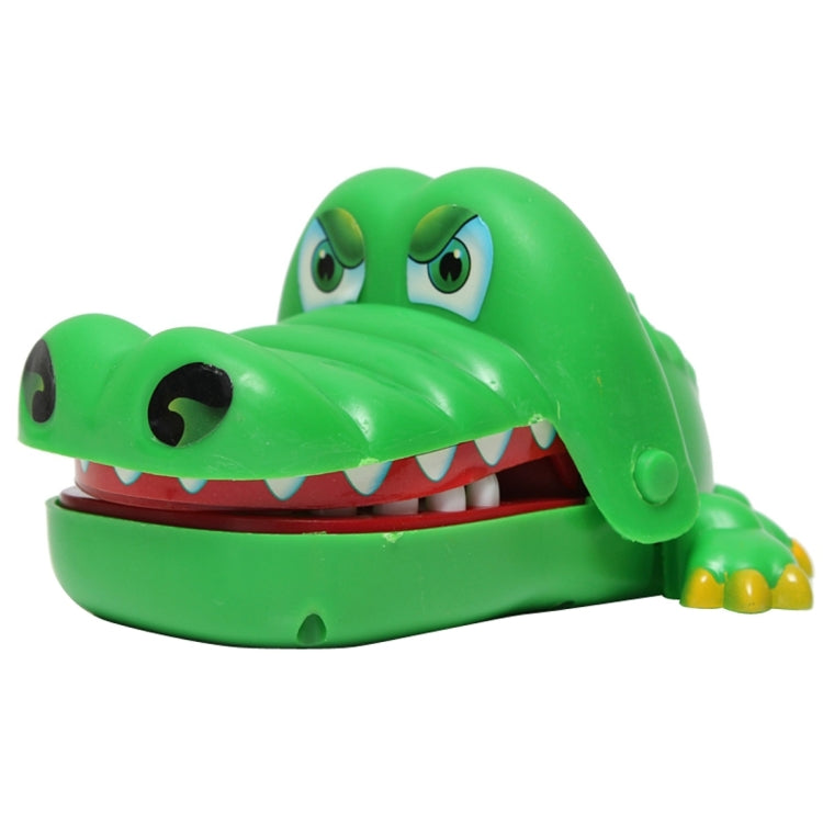 Crocodile fou qui pousse ses dents pour mordre un jouet, forme de crocodile