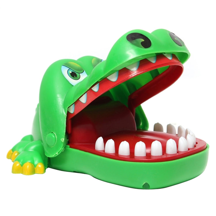 Crocodile fou qui pousse ses dents pour mordre un jouet, forme de crocodile