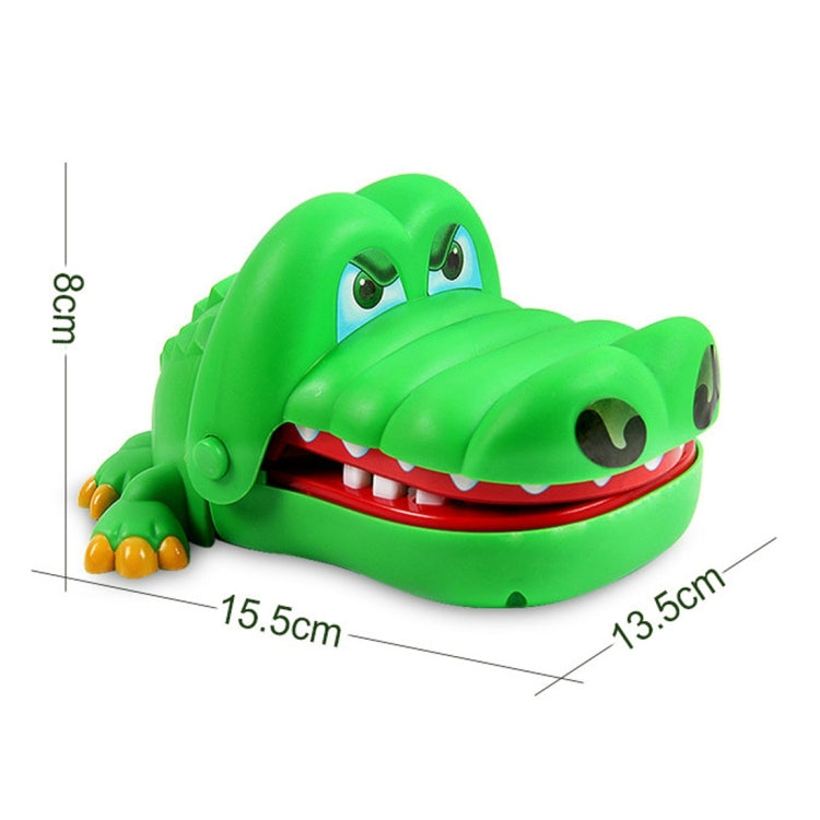 Crocodile fou qui pousse ses dents pour mordre un jouet, forme de crocodile