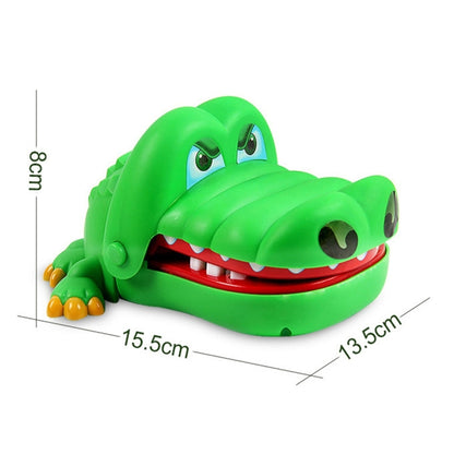 Crocodile fou qui pousse ses dents pour mordre un jouet, forme de crocodile