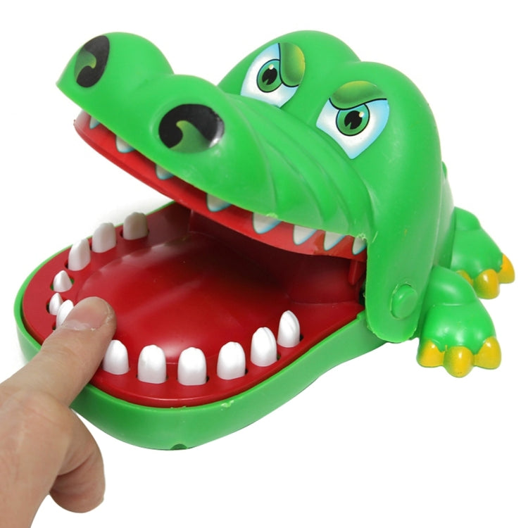 Crocodile fou qui pousse ses dents pour mordre un jouet, forme de crocodile