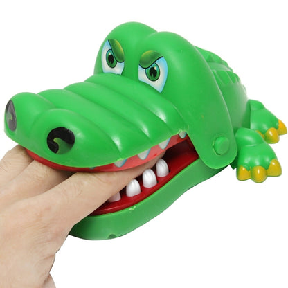 Crocodile fou qui pousse ses dents pour mordre un jouet, forme de crocodile