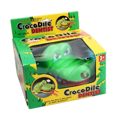 Crocodile fou qui pousse ses dents pour mordre un jouet, forme de crocodile