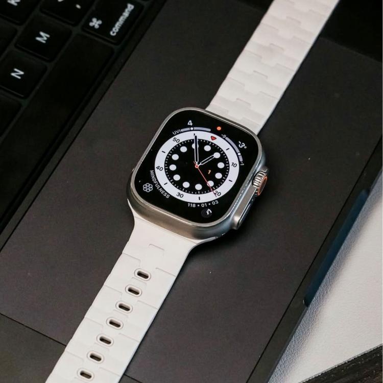 Horse-Embossed Single-Pin Magnetic Silicone Watch Band