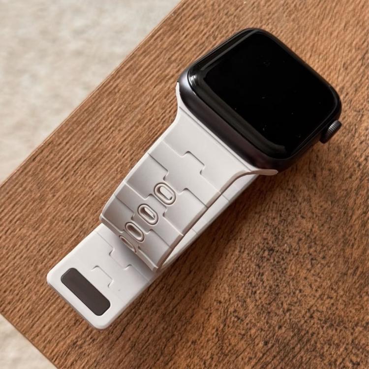 Horse-Embossed Single-Pin Magnetic Silicone Watch Band