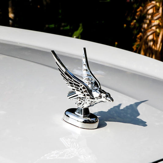 Emblema universal para coche con alas extendidas en 3D y águila en vuelo.